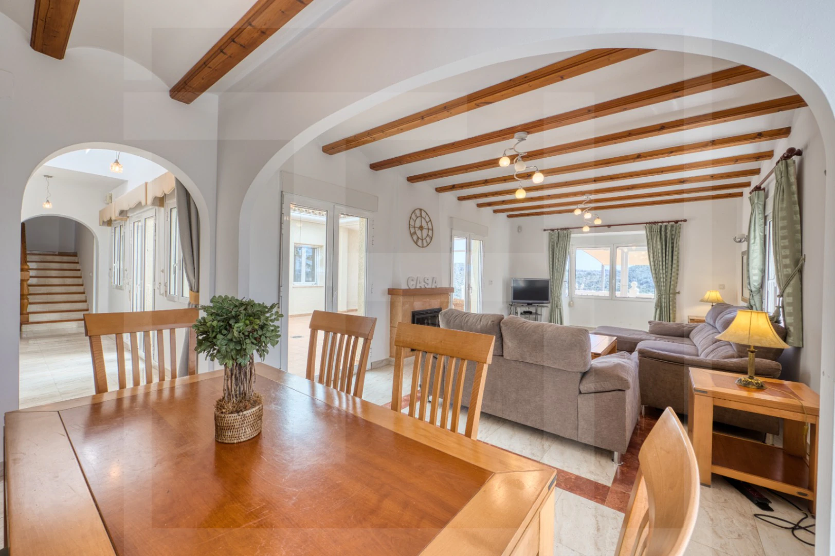 Villa en venta en La Sella con vistas al mar, golf y Montgó.