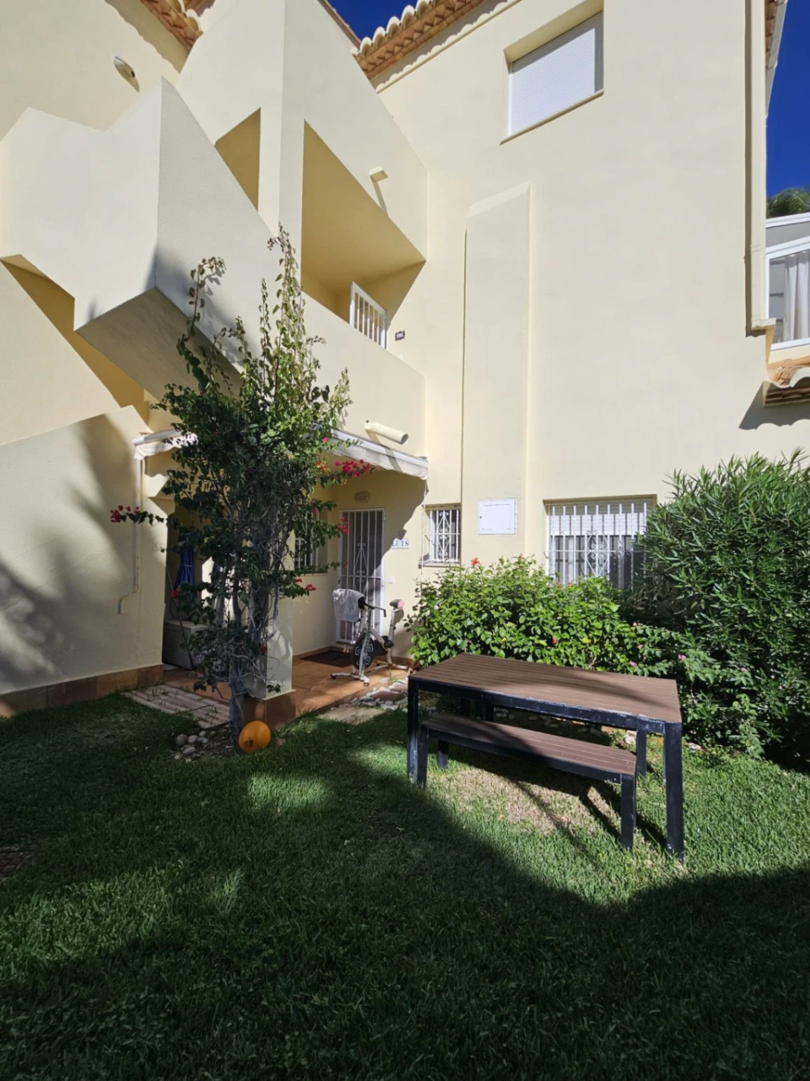 Mediterrane charme op enkele stappen van de zee: tussenwoning in Las Marinas - Denia