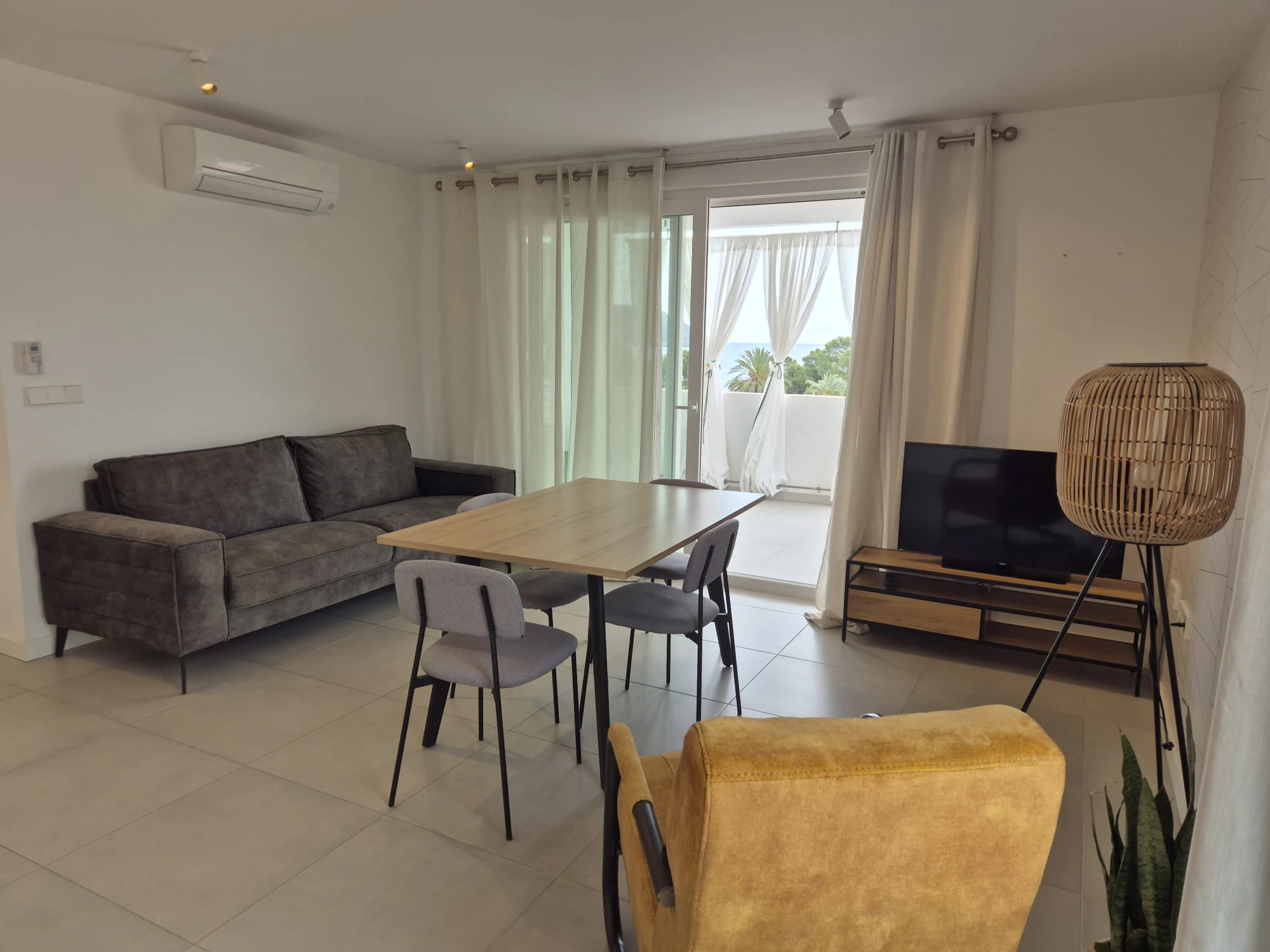Exclusivo apartamento reformado con vistas al mar en Moraira – Alquiler anual
