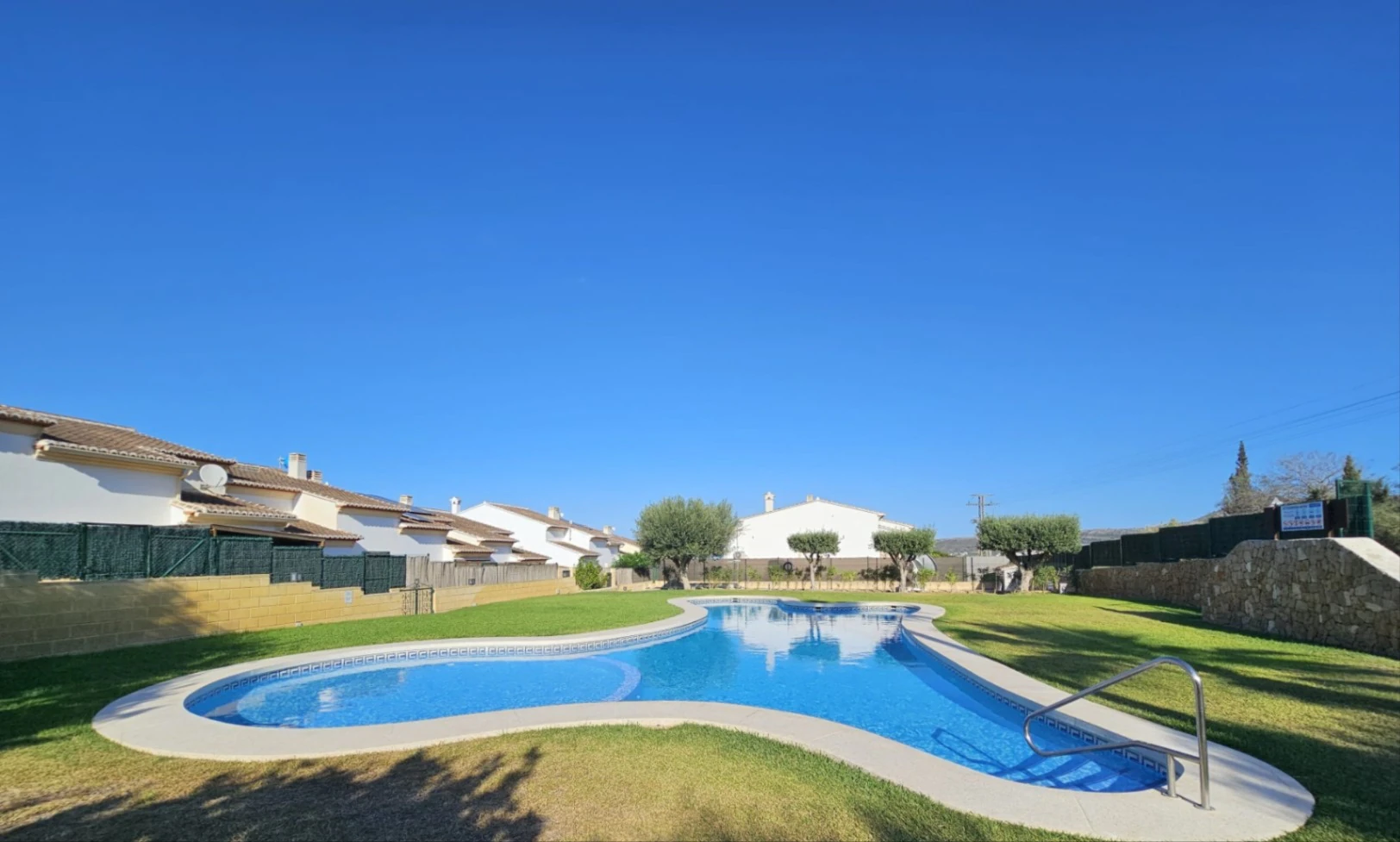 Casa adosada en venta en Benitachell con 2 dormitorios y piscina comunitaria.