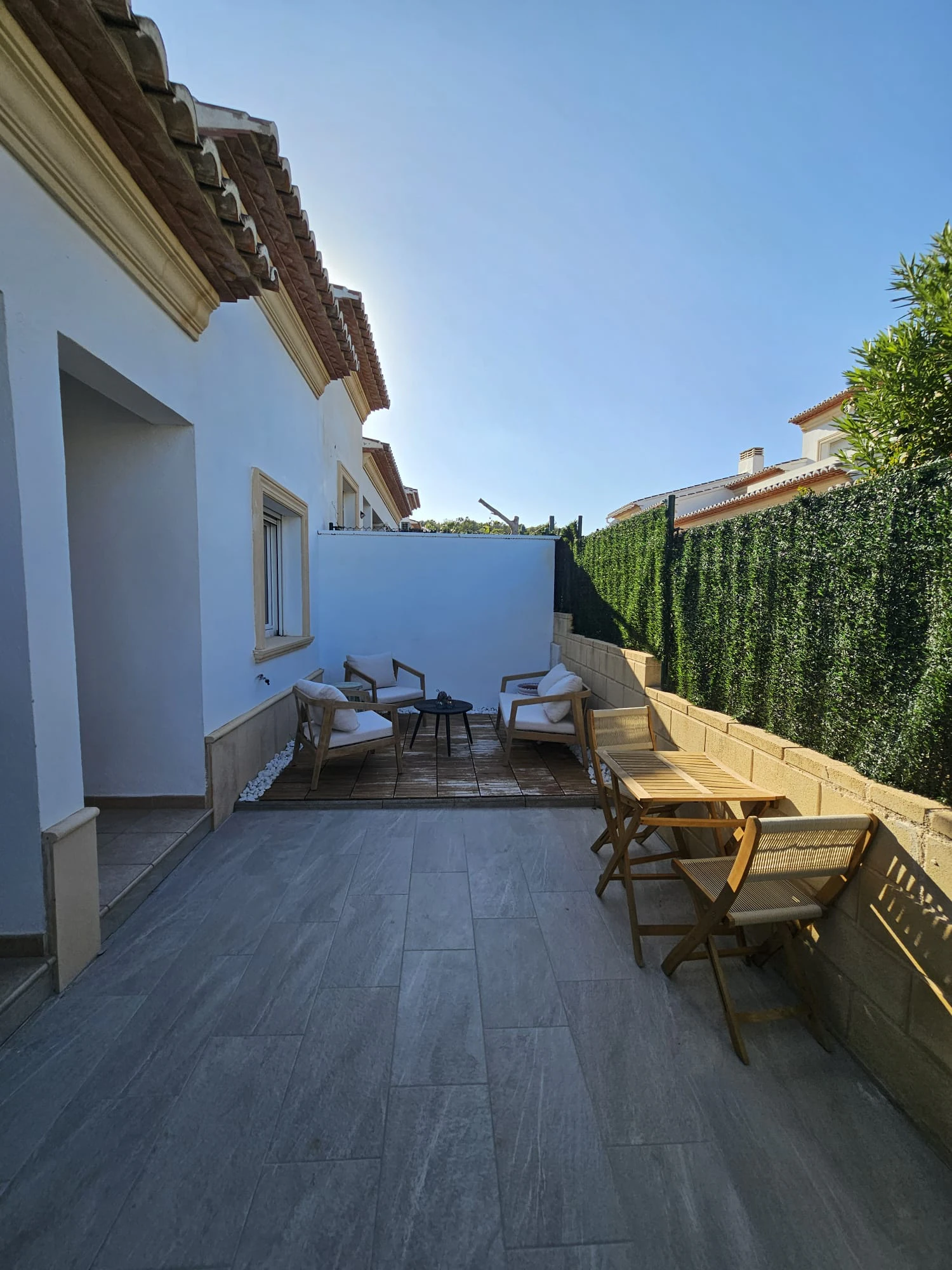 Casa adosada en venta en Benitachell con 2 dormitorios y piscina comunitaria.