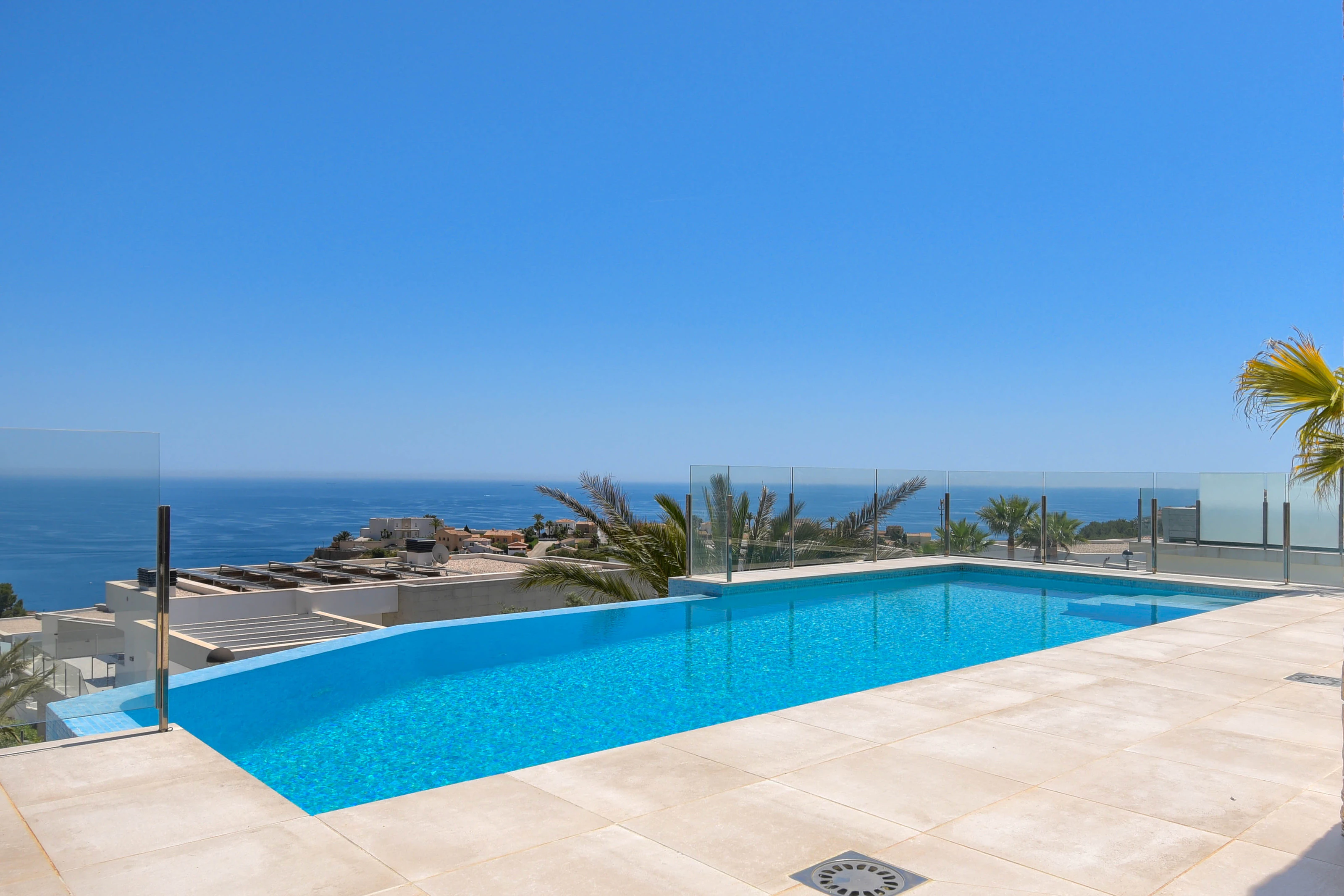 Villa de lujo con vistas panorámicas al mar - Estilo moderno
