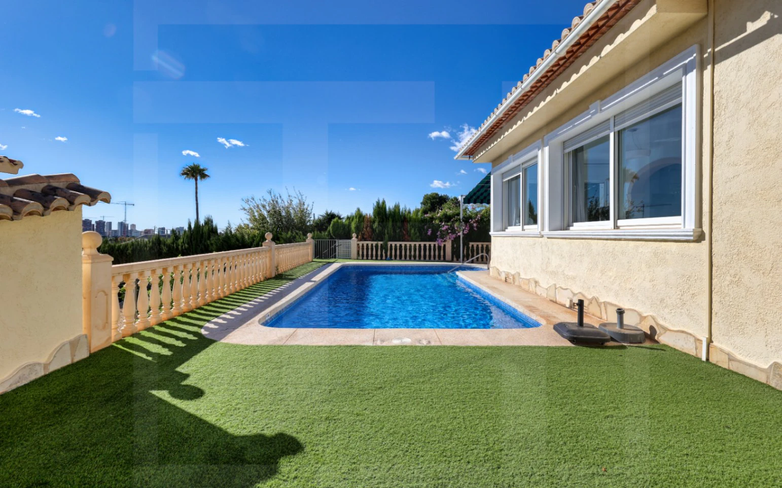 Villa exclusiva en Calpe con piscina, vistas al mar y ubicación costera privilegiada