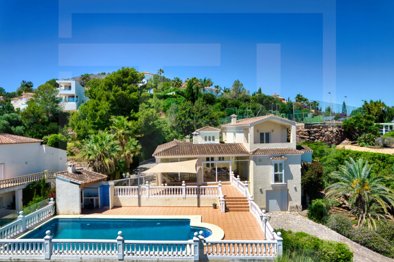 Villa en venta en La Sella con vistas al mar, golf y Montgó.