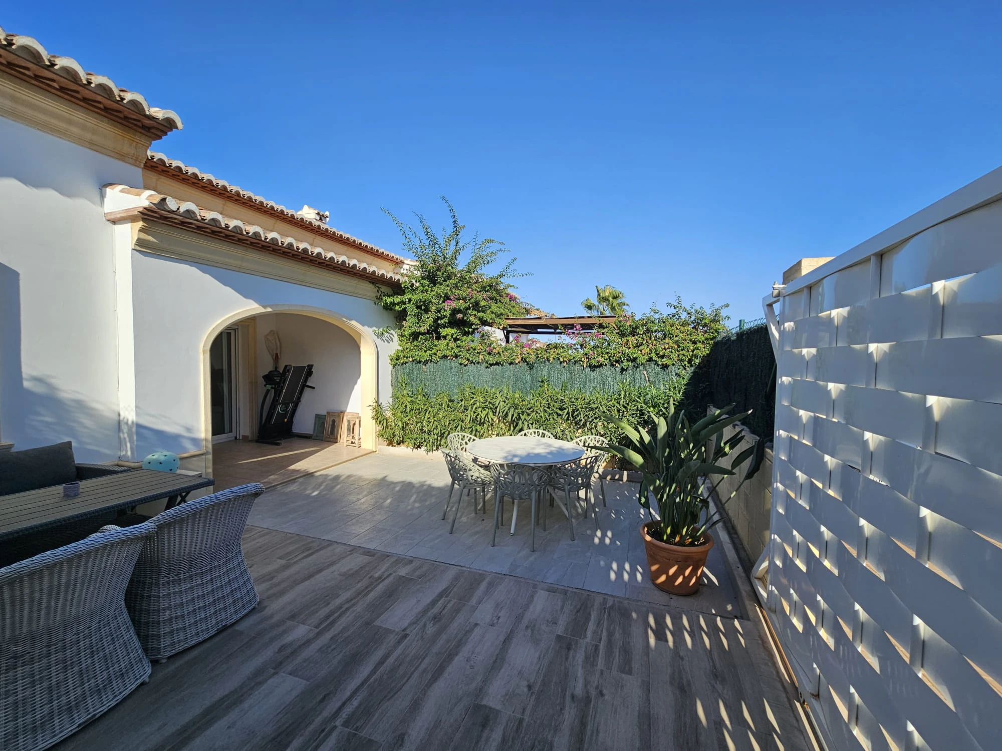 Casa adosada en venta en Benitachell con 2 dormitorios y piscina comunitaria.