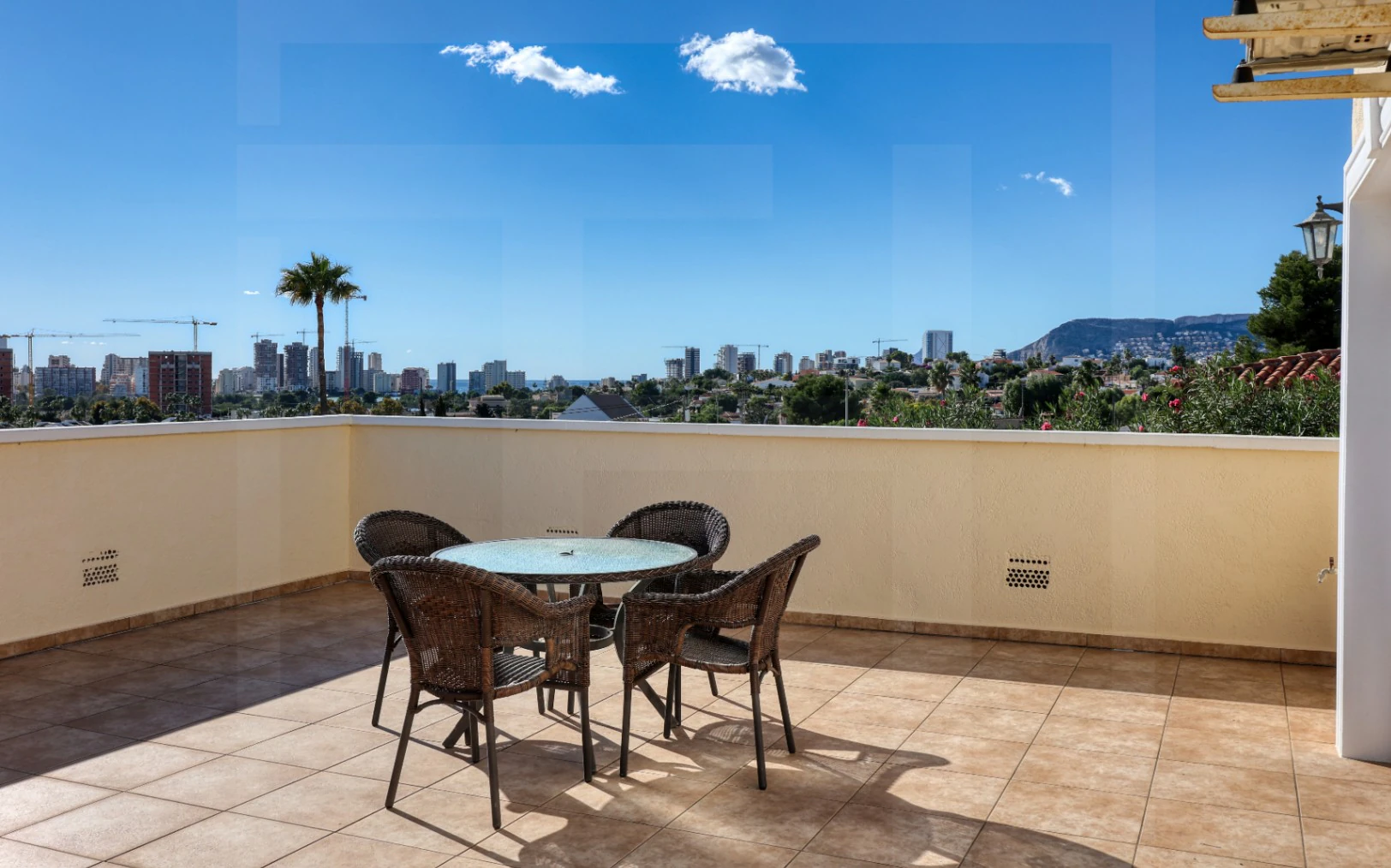 Villa exclusiva en Calpe con piscina, vistas al mar y ubicación costera privilegiada