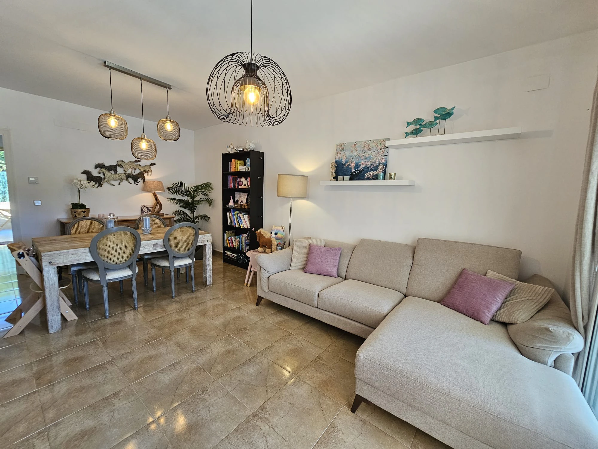 Casa adosada en venta en Benitachell con 2 dormitorios y piscina comunitaria.