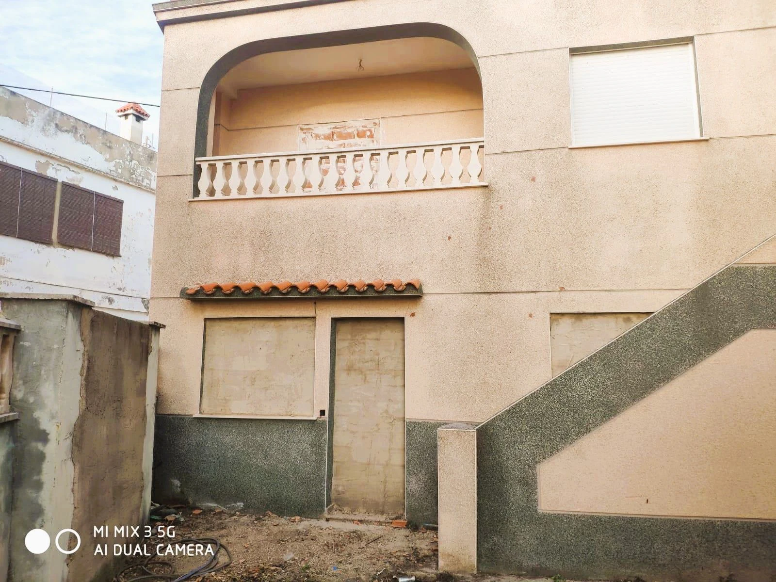 Conjunto de solares urbanos con 6 viviendas en chaflán a 4 calles – Gran oportunidad de inversión en zona costera