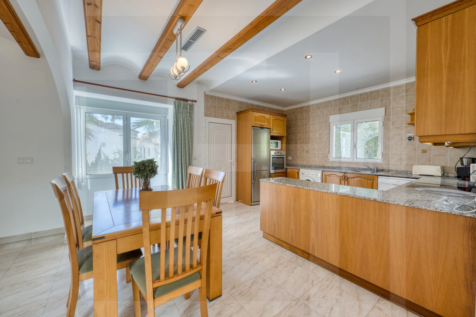 Villa en venta en La Sella con vistas al mar, golf y Montgó.