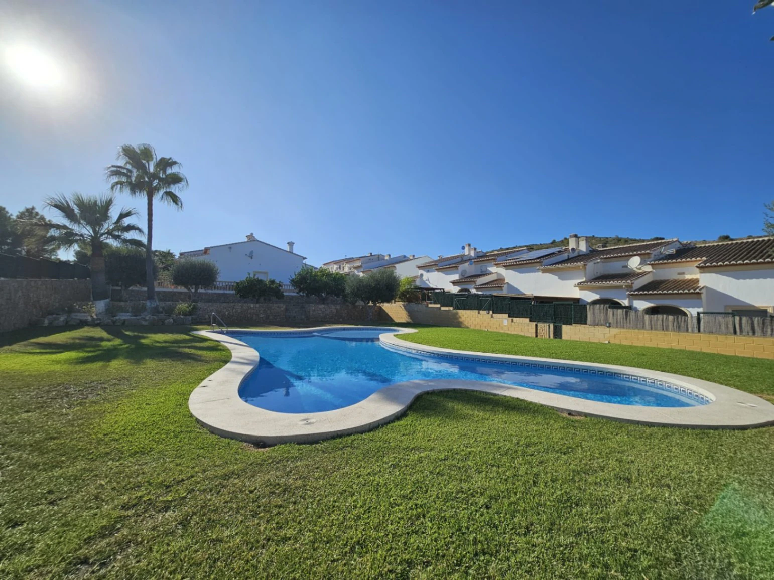 Casa adosada en venta en Benitachell con 2 dormitorios y piscina comunitaria.