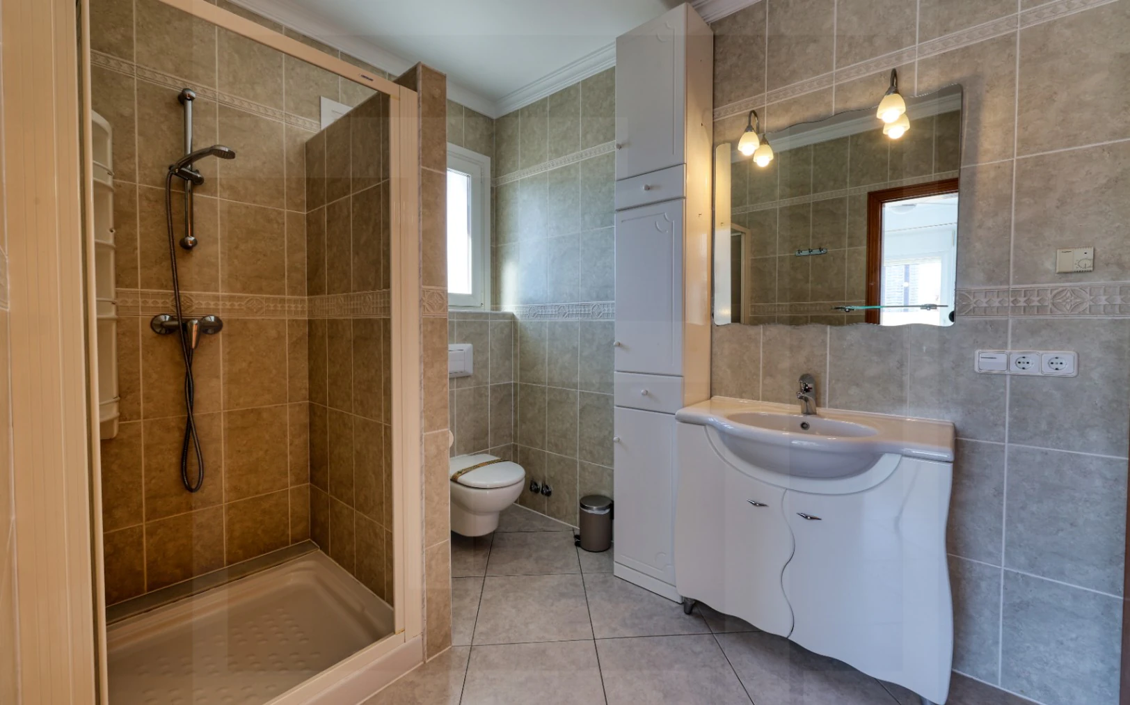 Villa exclusiva en Calpe con piscina, vistas al mar y ubicación costera privilegiada