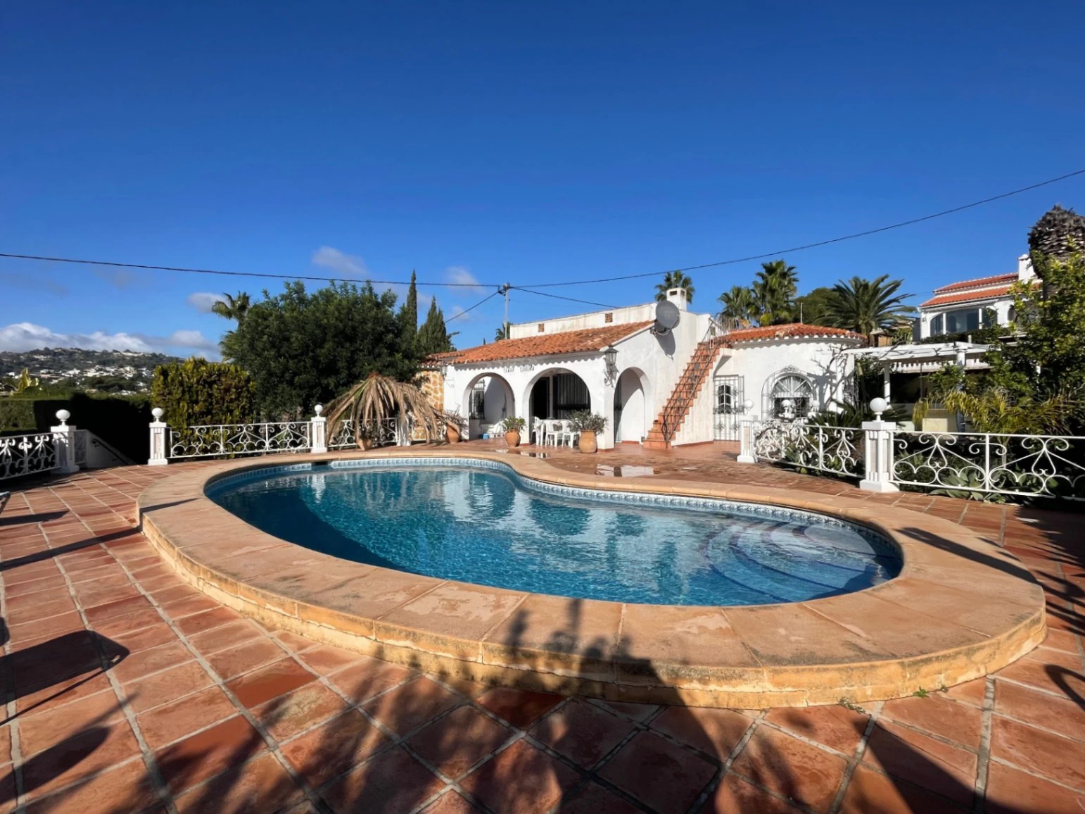Gelijkvloerse villa te koop met prachtig zeezicht kortbij voorzieningen in San Jaime, Benissa