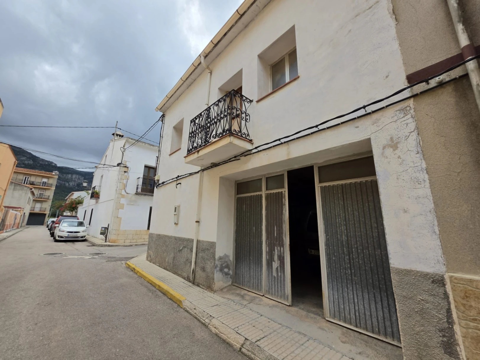 Casa de pueblo en venta con mucho potencial - Benigembla