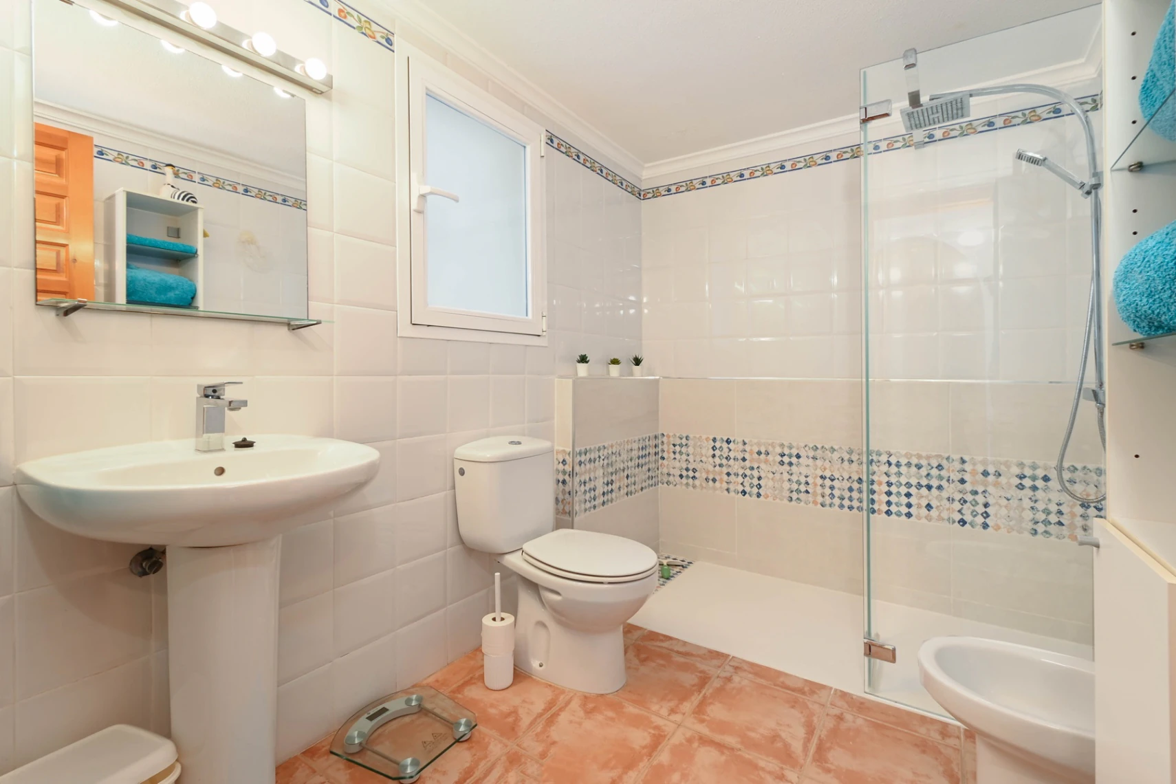 APARTAMENTO EN PUEBLO PANORAMA CON IMPRESIONANTES VISTAS AL MAR. PRIMER PISO