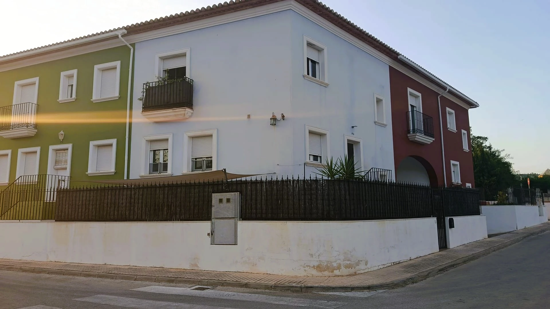 Casa semi adosada con encanto, garaje privado y amplia terraza en pleno corazón de Alcalalí