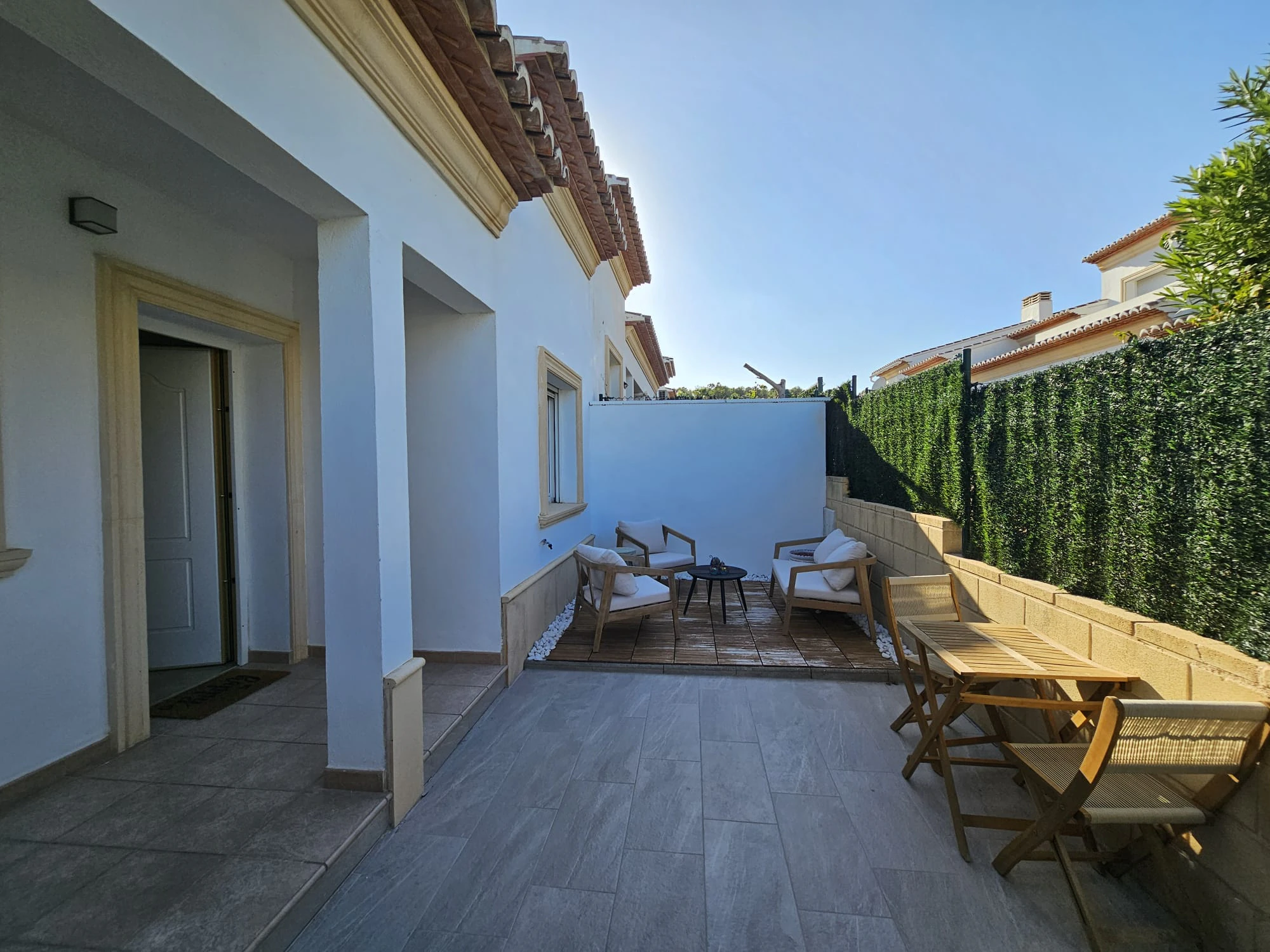Casa adosada en venta en Benitachell con 2 dormitorios y piscina comunitaria.