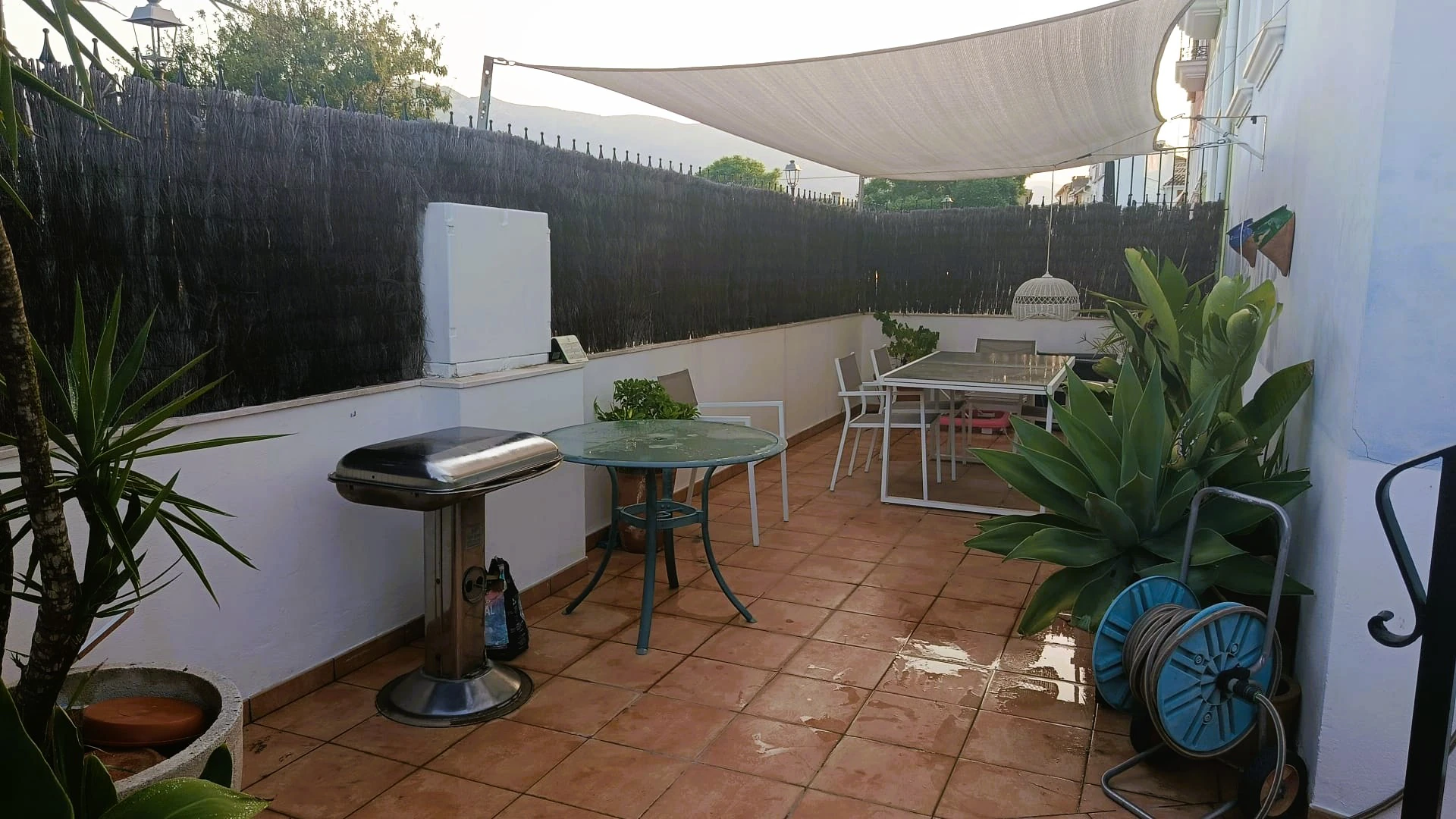 Casa semi adosada con encanto, garaje privado y amplia terraza en pleno corazón de Alcalalí