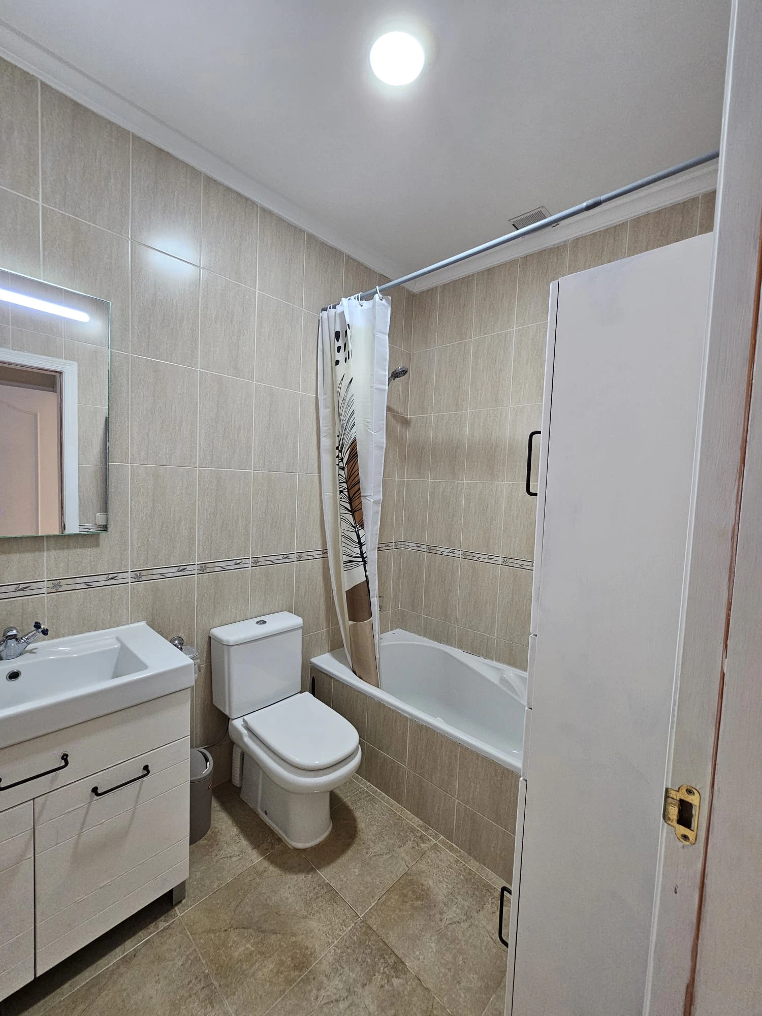 Casa adosada en venta en Benitachell con 2 dormitorios y piscina comunitaria.