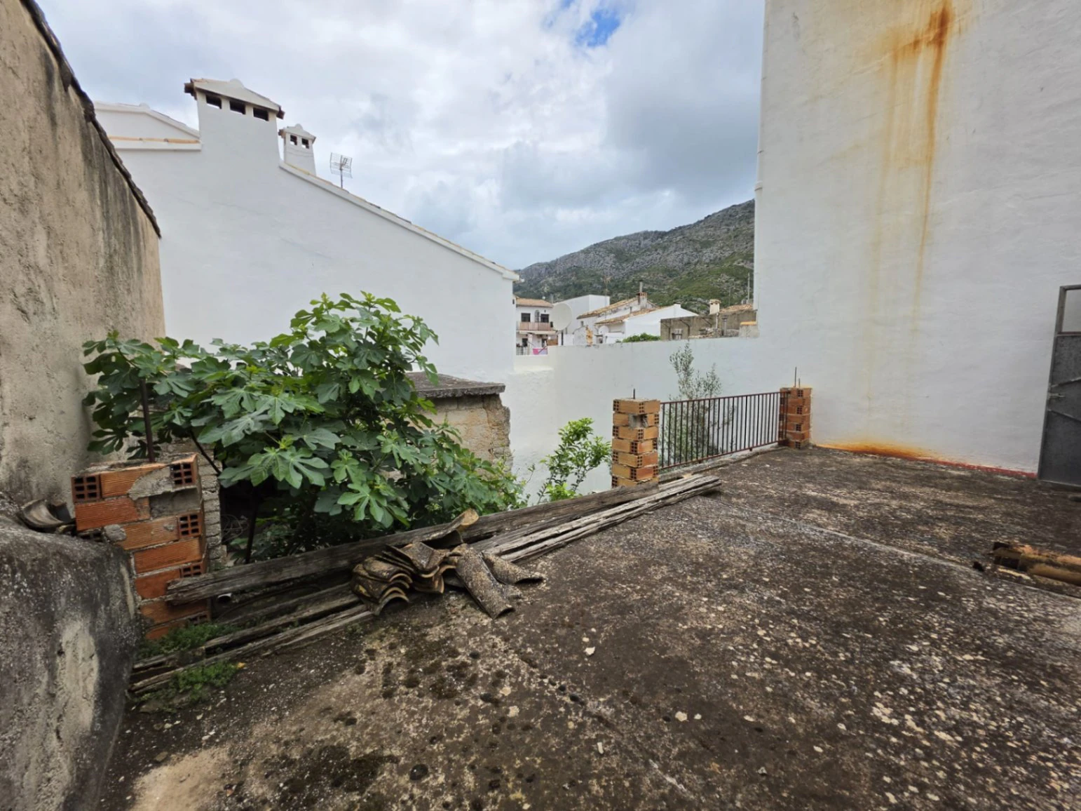 Casa de pueblo en venta con mucho potencial - Benigembla