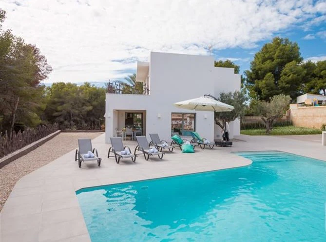 Vivienda con carácter y amplitud en alquiler anual - Benissa