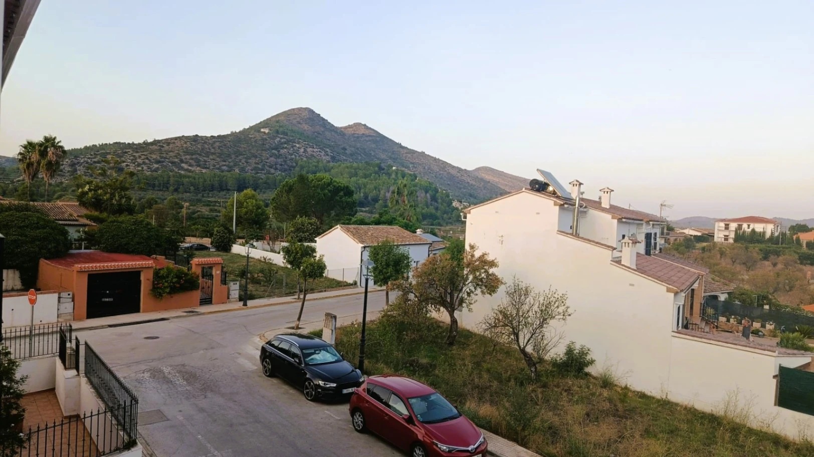Charmantes Reihenhaus mit Privatgarage und großer Terrasse im Herzen von Alcalalí.