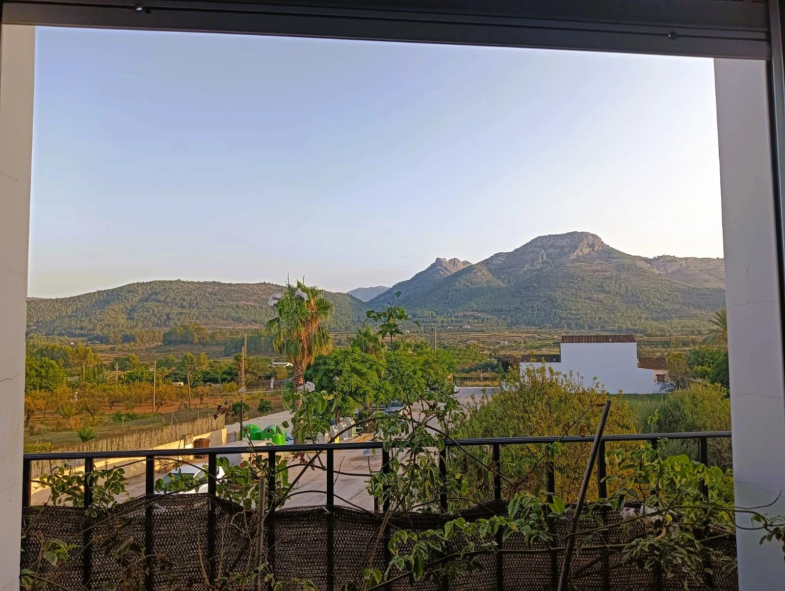 Charmantes Reihenhaus mit Privatgarage und großer Terrasse im Herzen von Alcalalí.