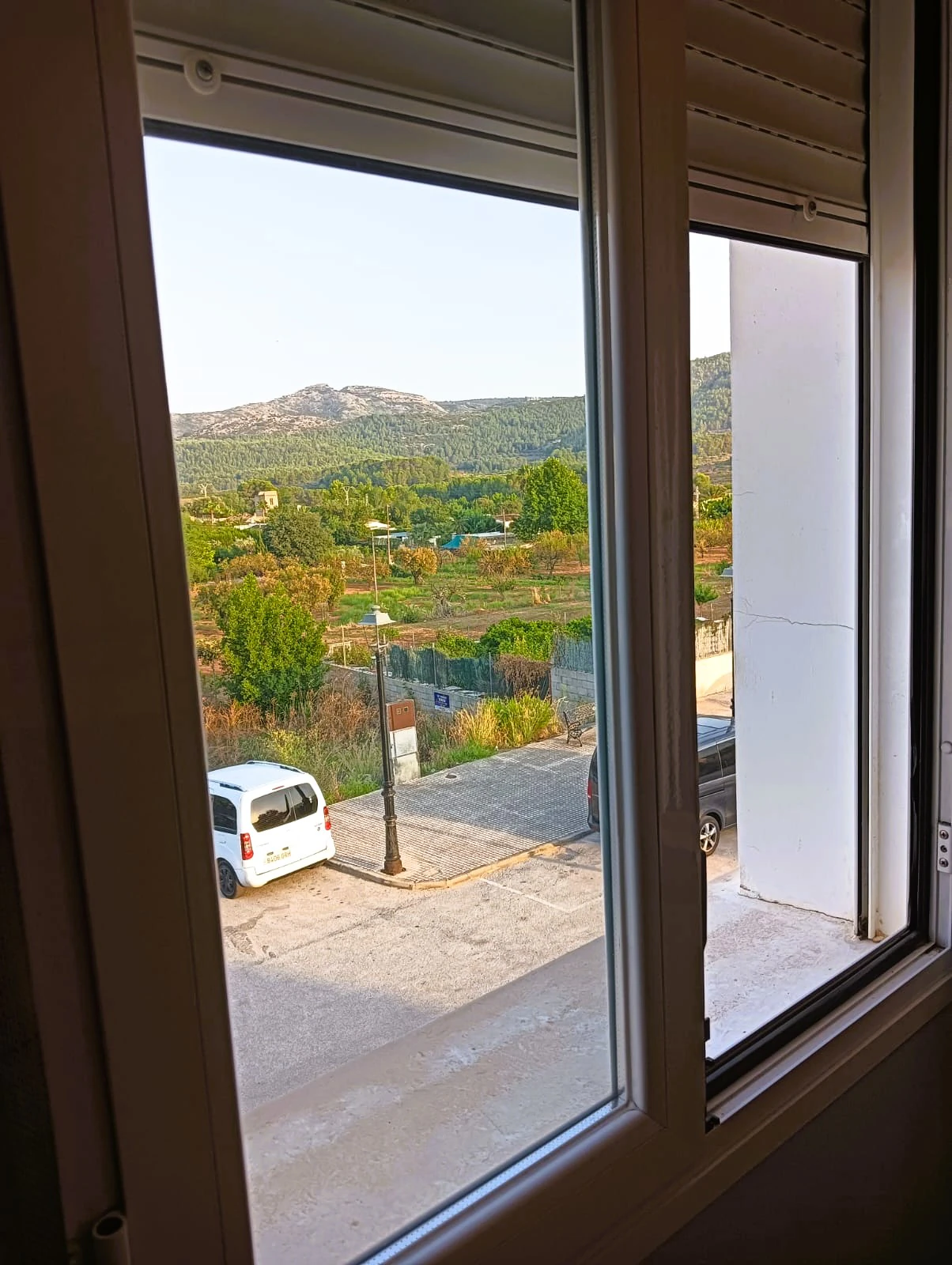 Charmante geschakelde woning met privé garage en een groot terras in het hart van Alcalalí.