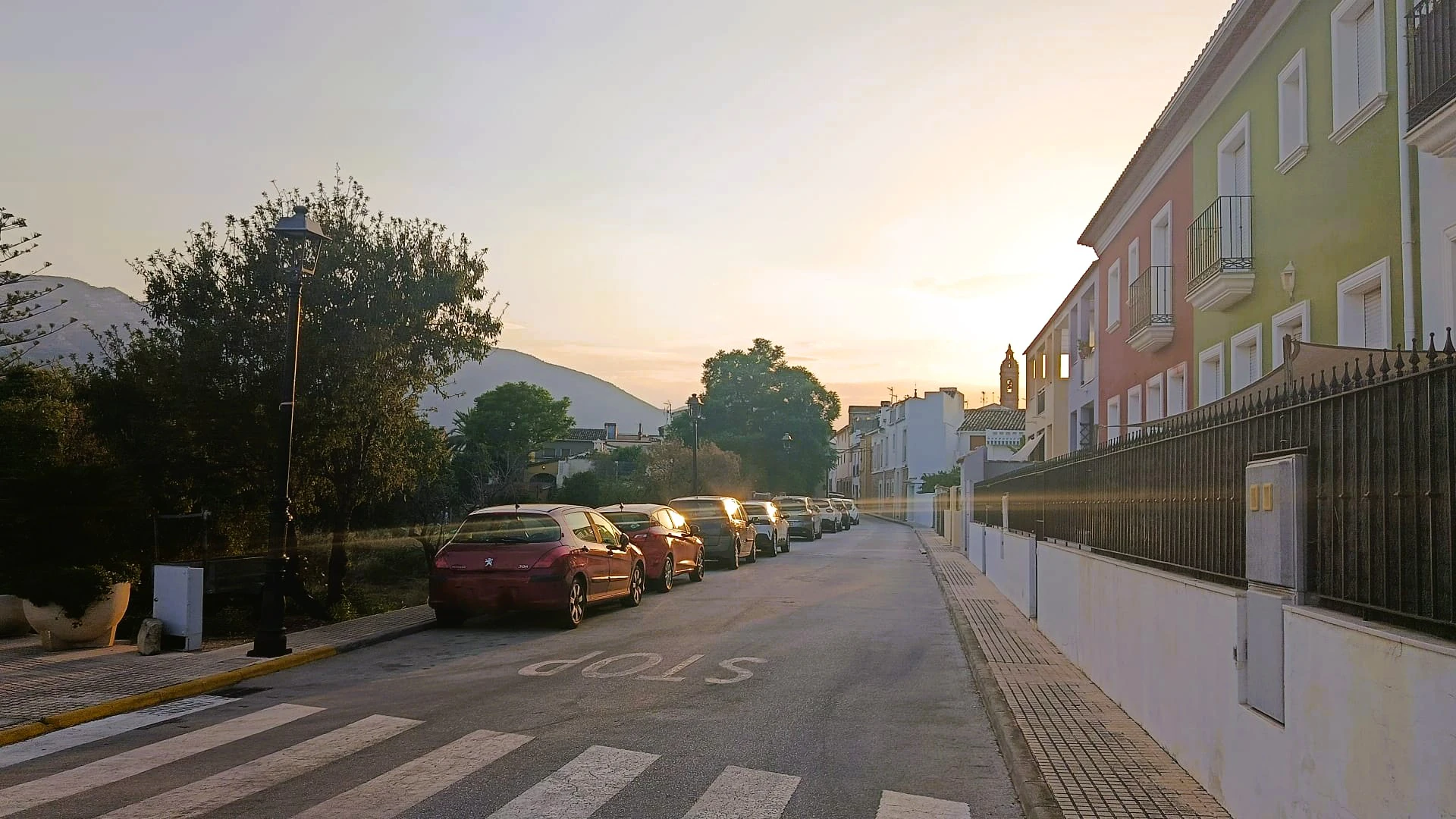 Charmante geschakelde woning met privé garage en een groot terras in het hart van Alcalalí.