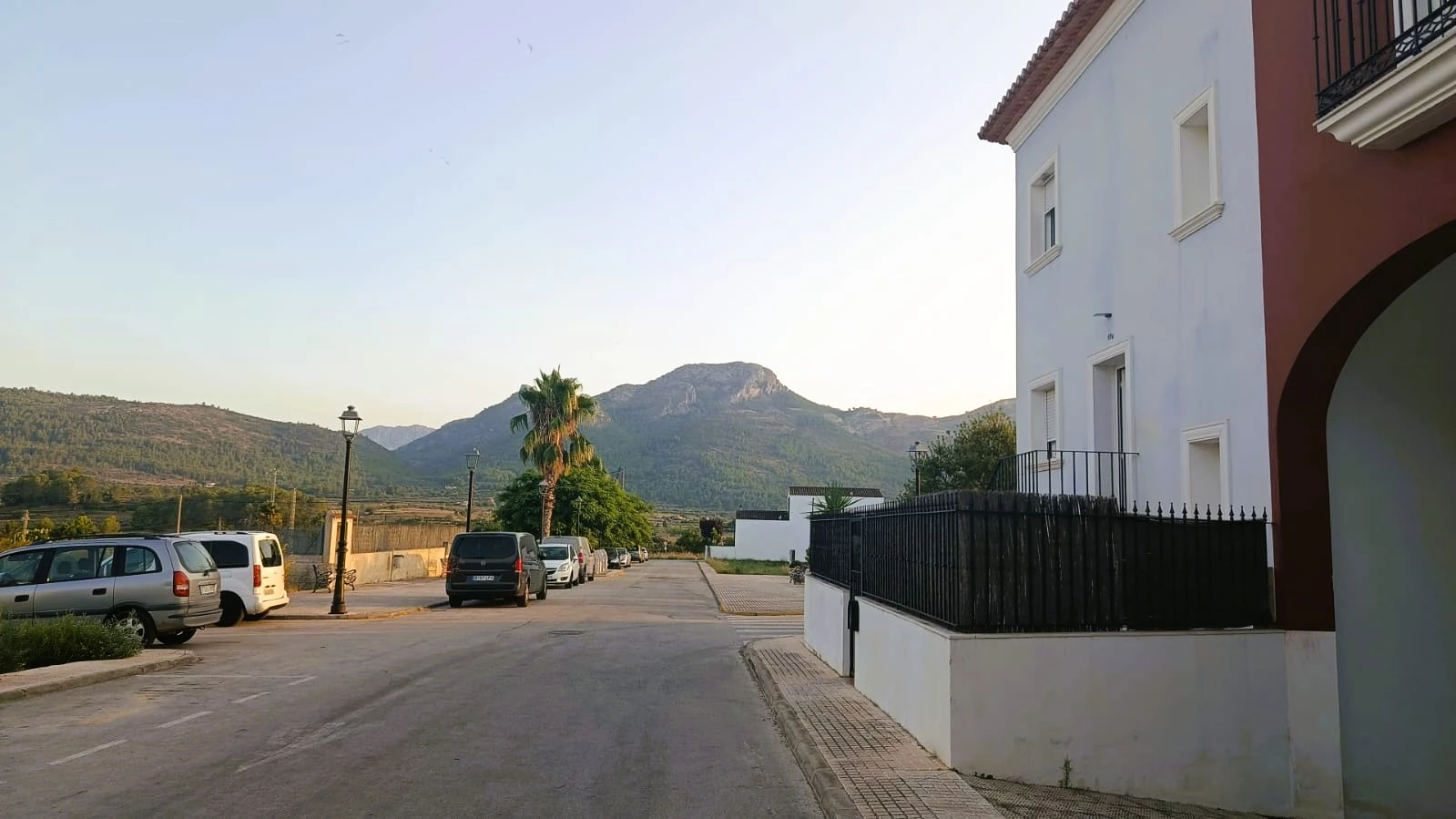 Charmante geschakelde woning met privé garage en een groot terras in het hart van Alcalalí.