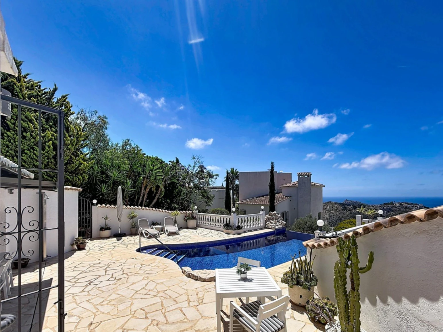 Villa independiente con vistas al mar y piscina climatizada Kalmias Cumbre del Sol Costa Blanca Norte