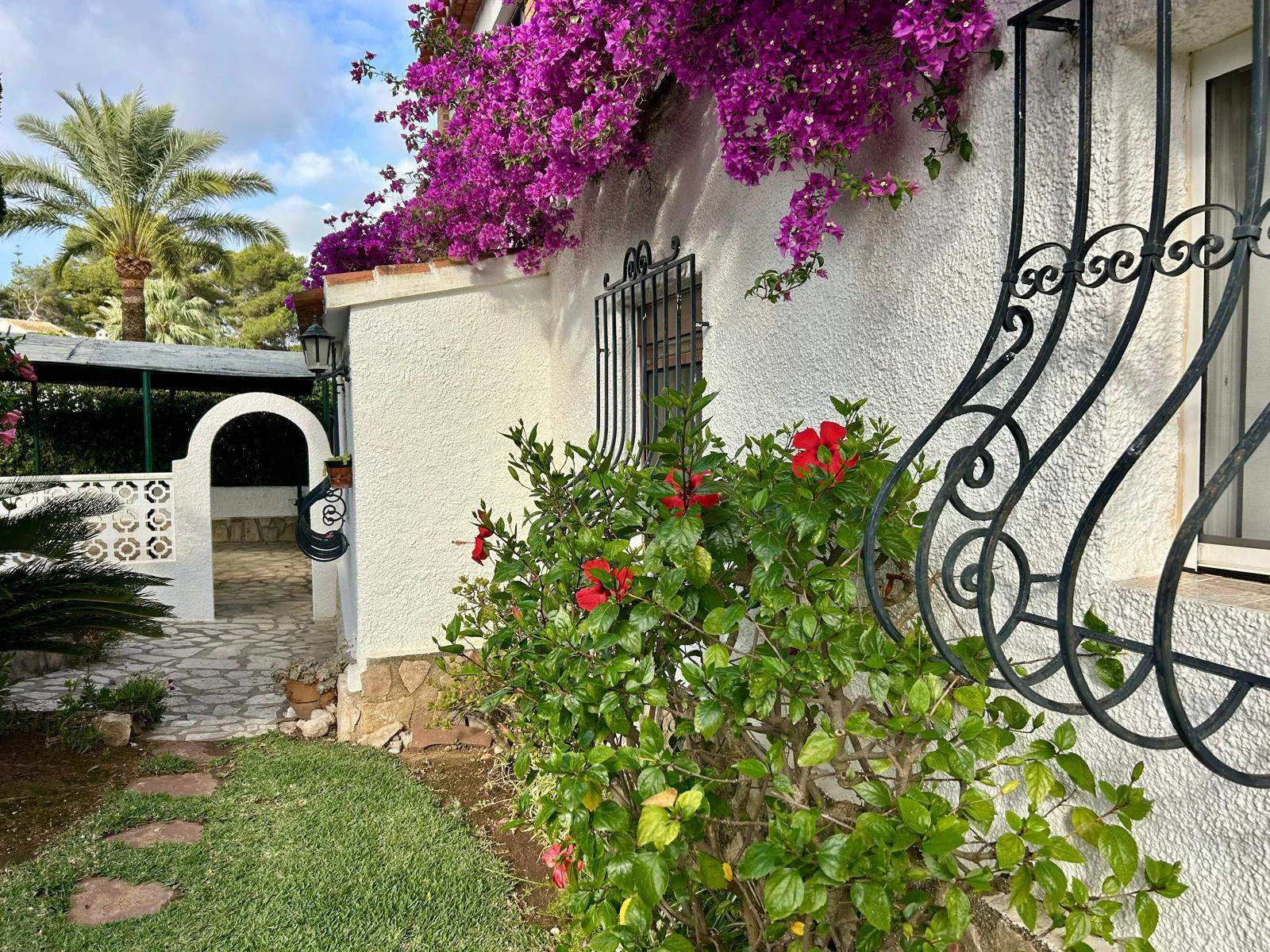 Villa mediterránea con encanto y vistas abiertas al Montgó – Jávea
