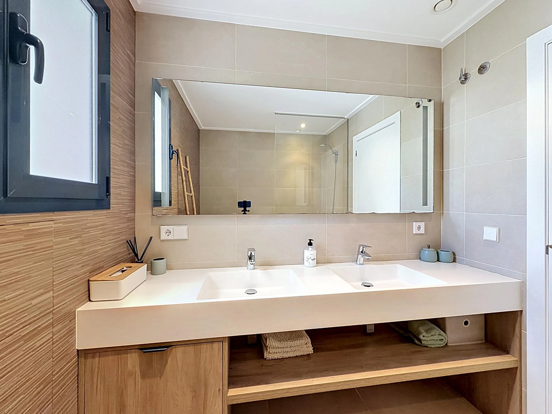 Villa contemporánea con vistas al mar y piscina desbordante privada en Residencial Magnolias, Cumbre del Sol