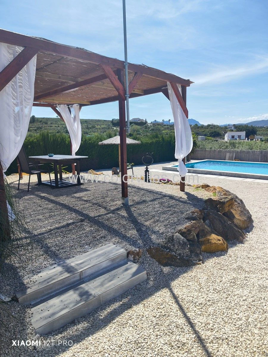 Finca reformada con piscina privada, gran parcela llana y placas solares - Teulada