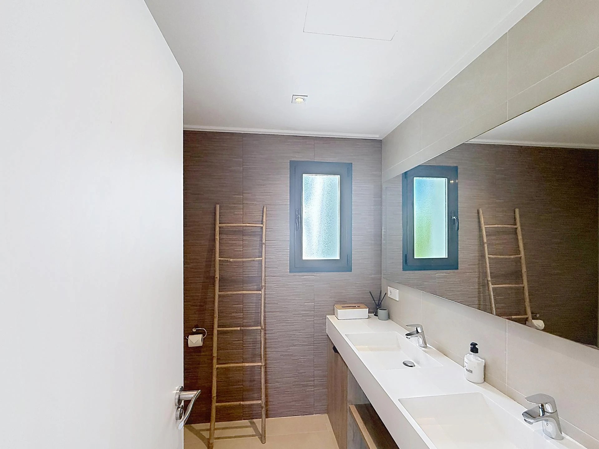 Villa contemporánea con vistas al mar y piscina desbordante privada en Residencial Magnolias, Cumbre del Sol