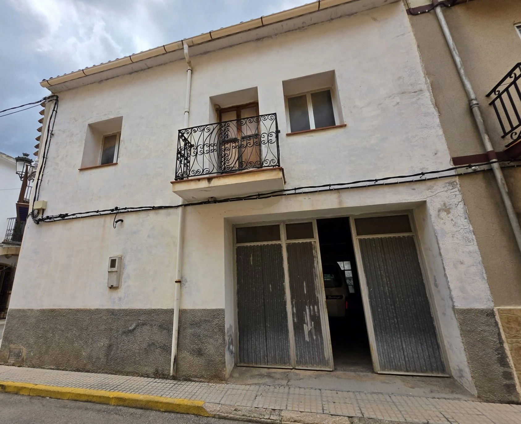 Casa de pueblo en venta con mucho potencial - Benigembla