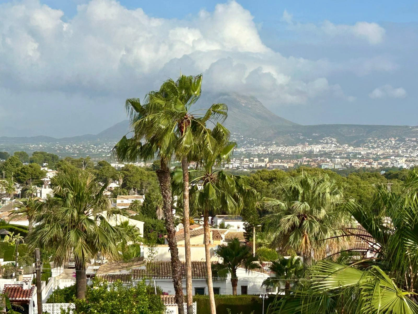 Villa mediterránea con encanto y vistas abiertas al Montgó – Jávea
