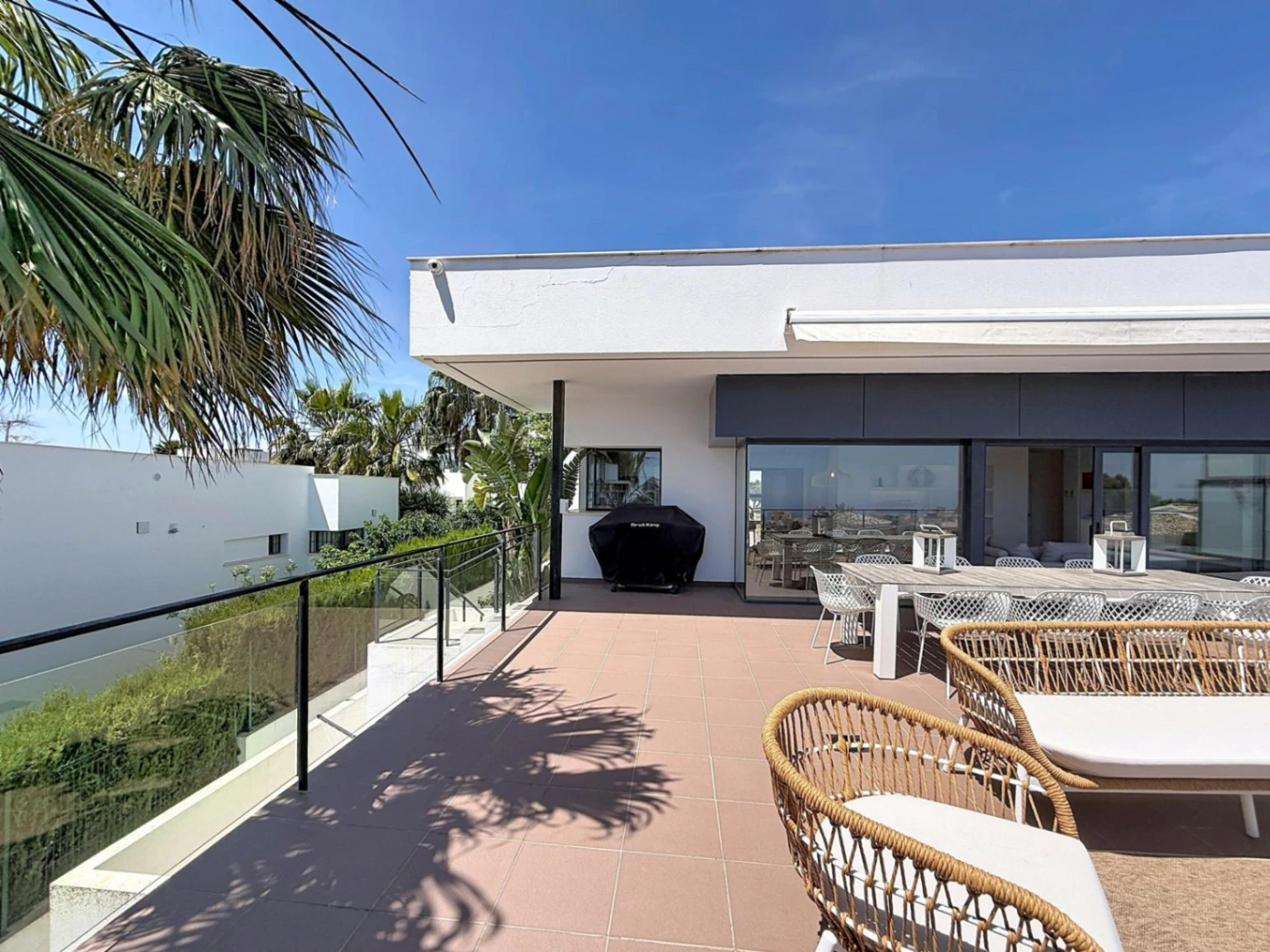 Villa contemporánea con vistas al mar y piscina desbordante privada en Residencial Magnolias, Cumbre del Sol