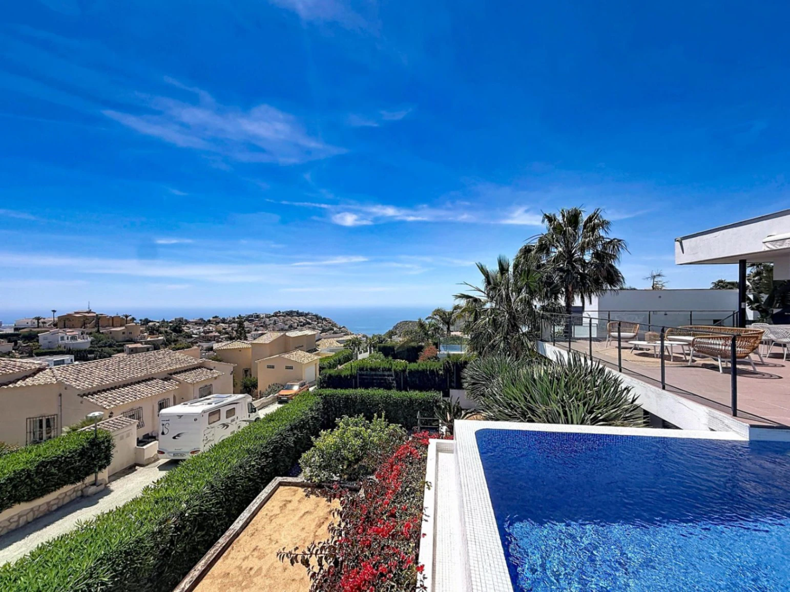 Villa contemporánea con vistas al mar y piscina desbordante privada en Residencial Magnolias, Cumbre del Sol