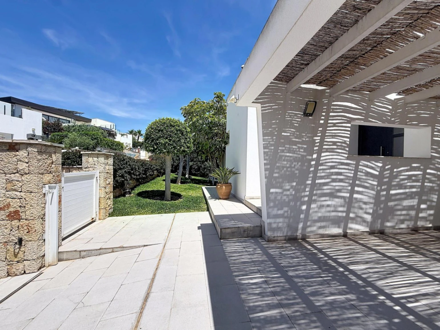 Villa contemporánea con vistas al mar y piscina desbordante privada en Residencial Magnolias, Cumbre del Sol