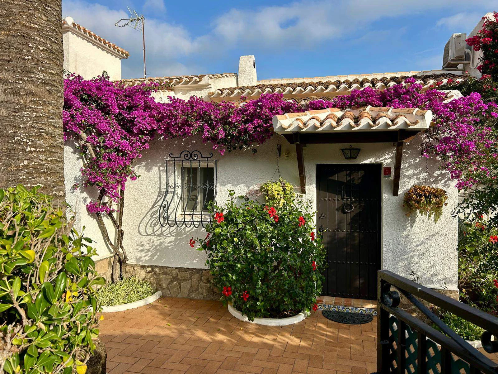 Villa mediterránea con encanto y vistas abiertas al Montgó – Jávea