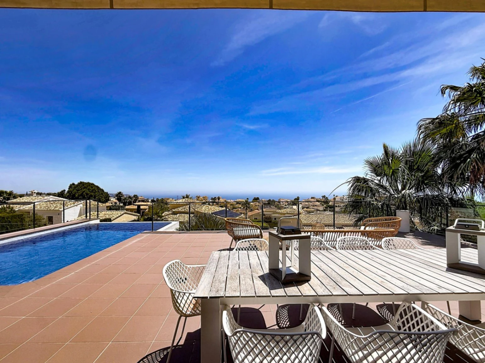 Villa contemporánea con vistas al mar y piscina desbordante privada en Residencial Magnolias, Cumbre del Sol