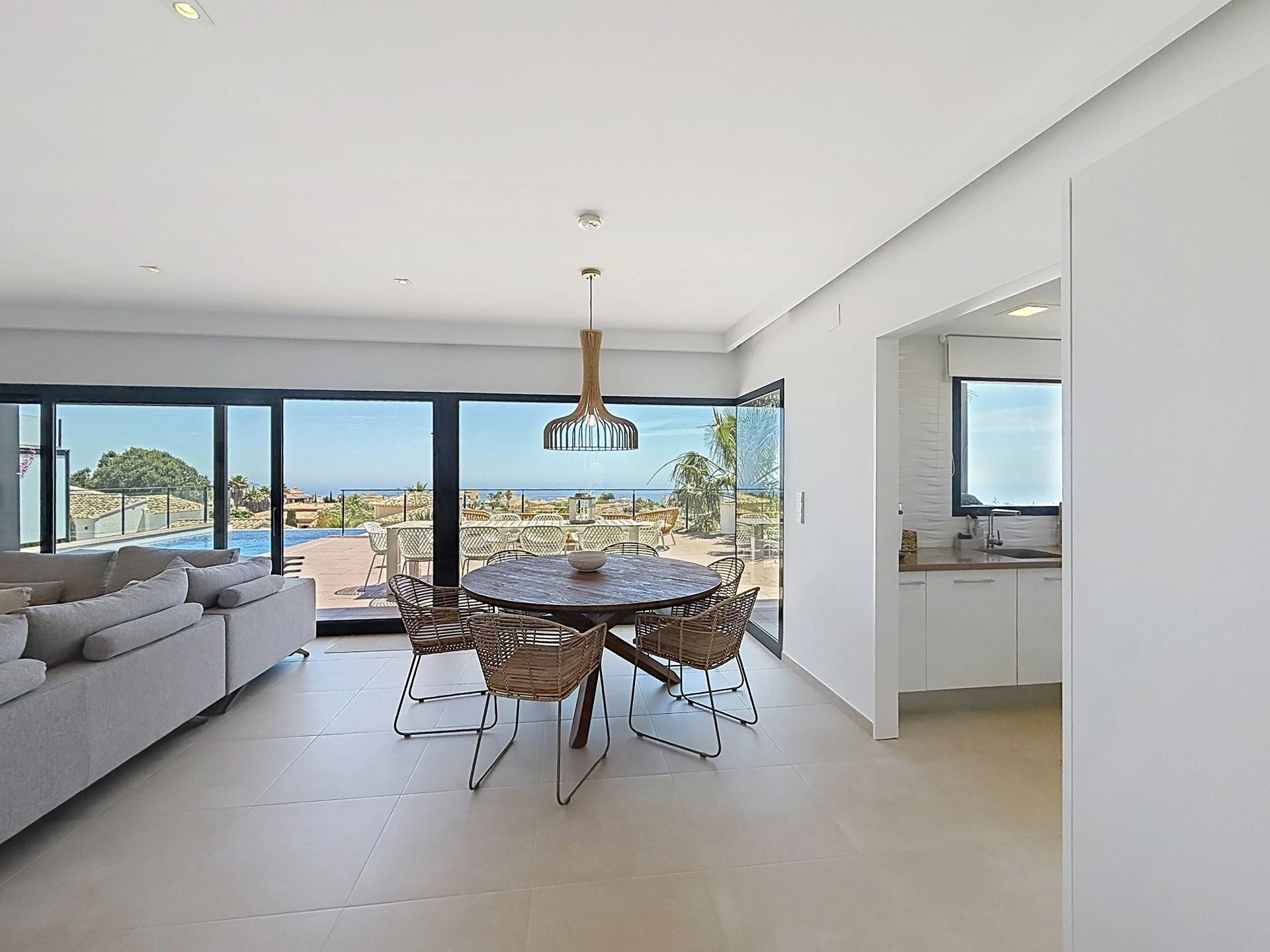 Villa contemporánea con vistas al mar y piscina desbordante privada en Residencial Magnolias, Cumbre del Sol