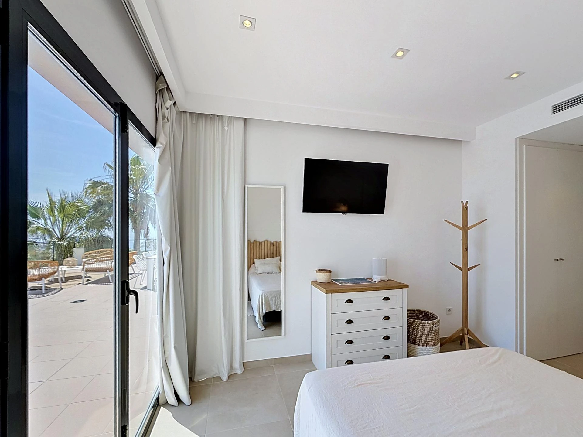 Villa contemporánea con vistas al mar y piscina desbordante privada en Residencial Magnolias, Cumbre del Sol