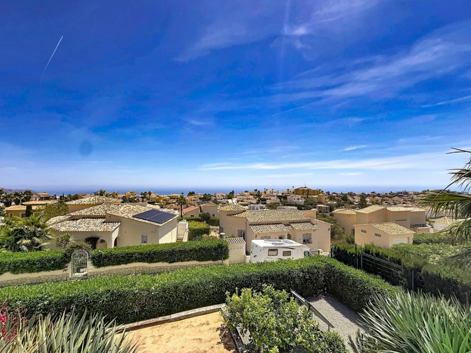 Villa contemporánea con vistas al mar y piscina desbordante privada en Residencial Magnolias, Cumbre del Sol