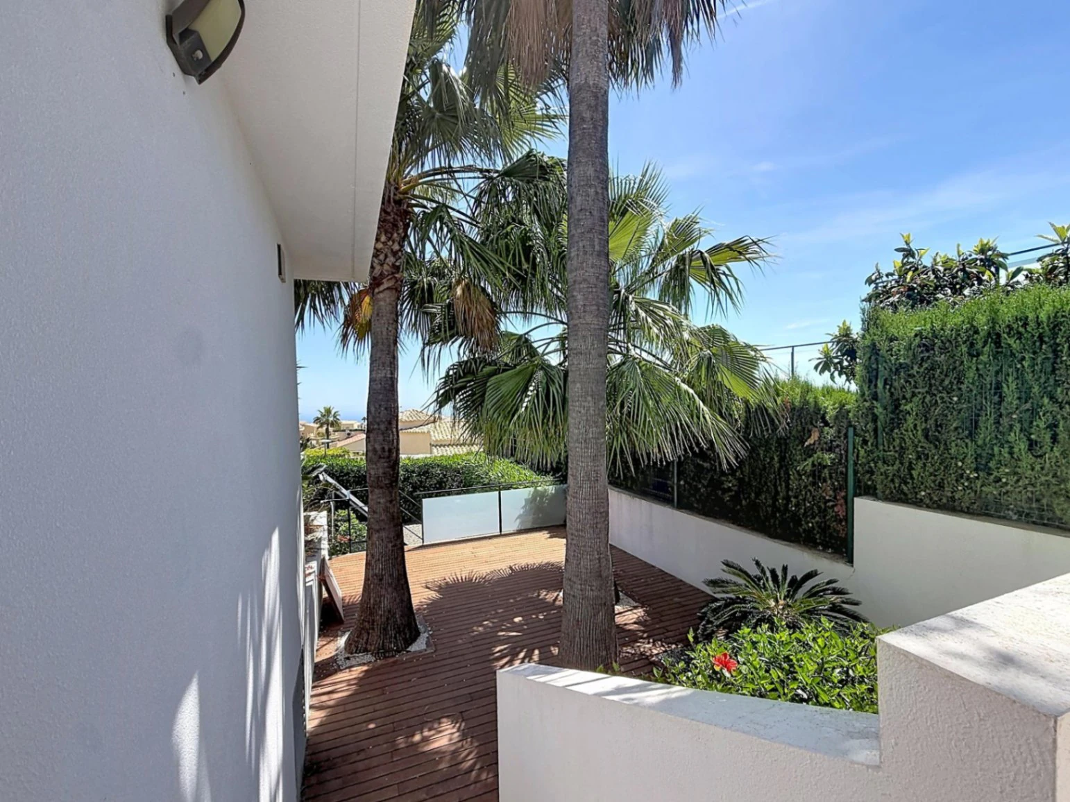 Villa contemporánea con vistas al mar y piscina desbordante privada en Residencial Magnolias, Cumbre del Sol