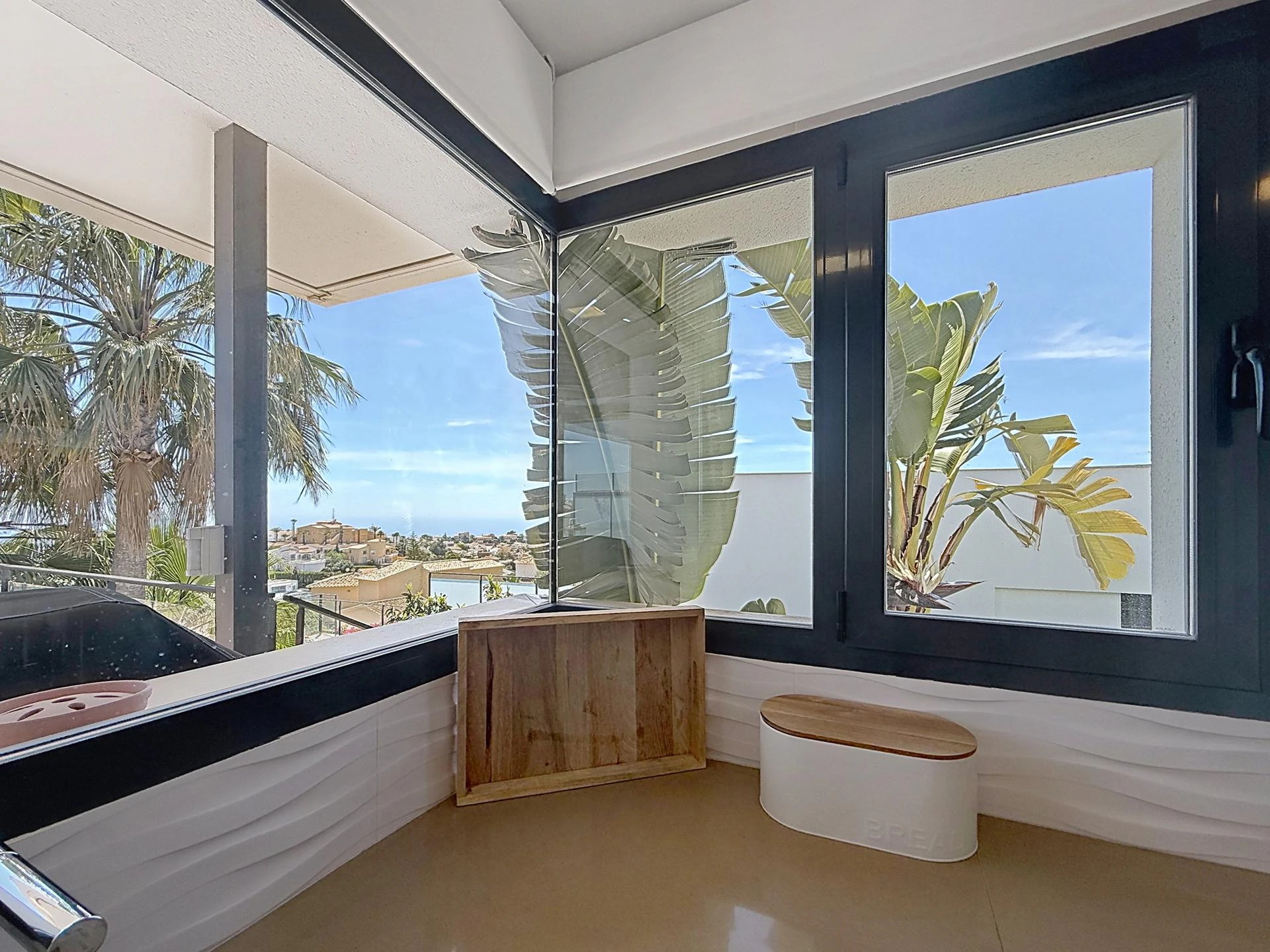 Villa contemporánea con vistas al mar y piscina desbordante privada en Residencial Magnolias, Cumbre del Sol