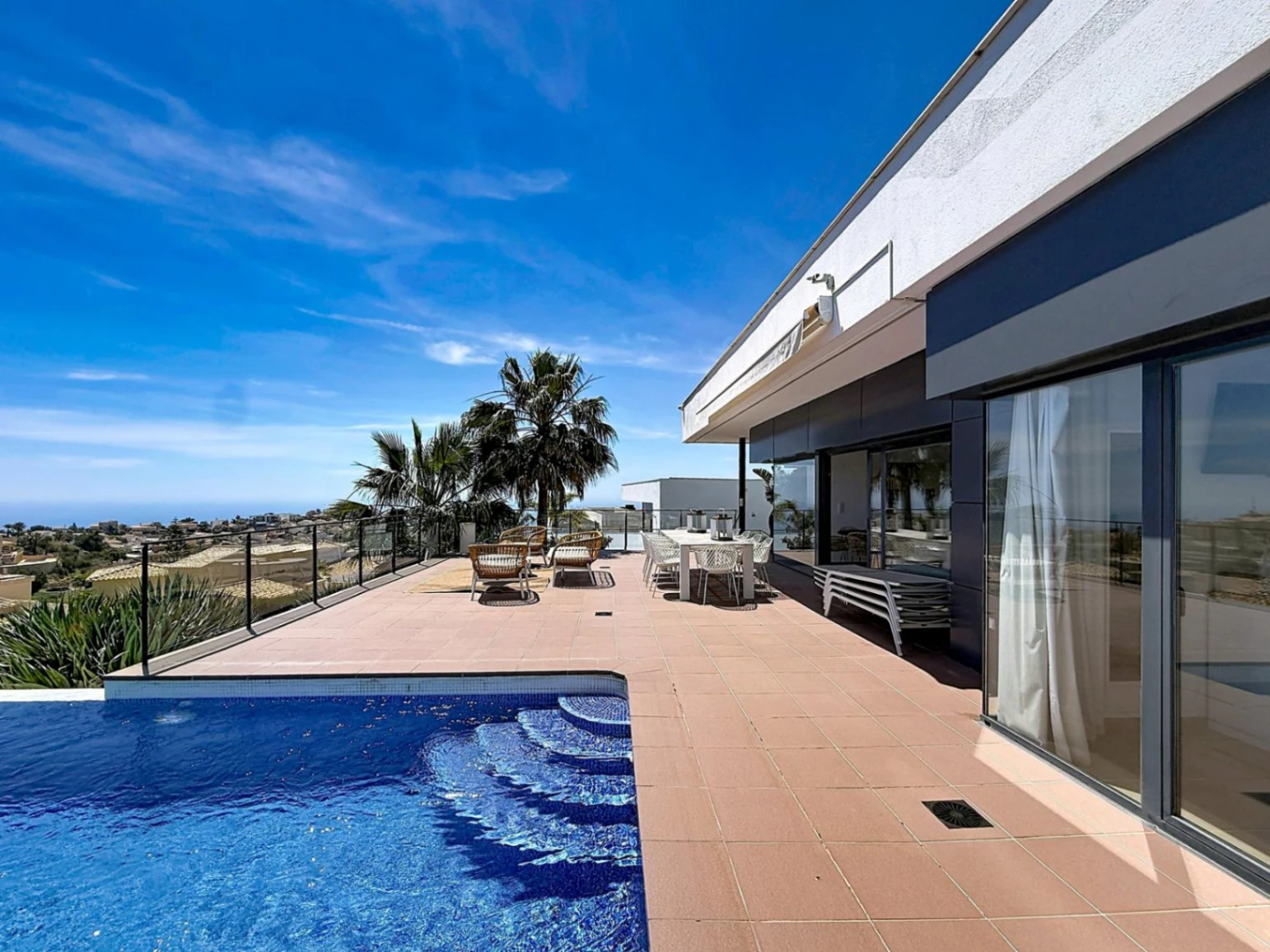 Villa contemporánea con vistas al mar y piscina desbordante privada en Residencial Magnolias, Cumbre del Sol