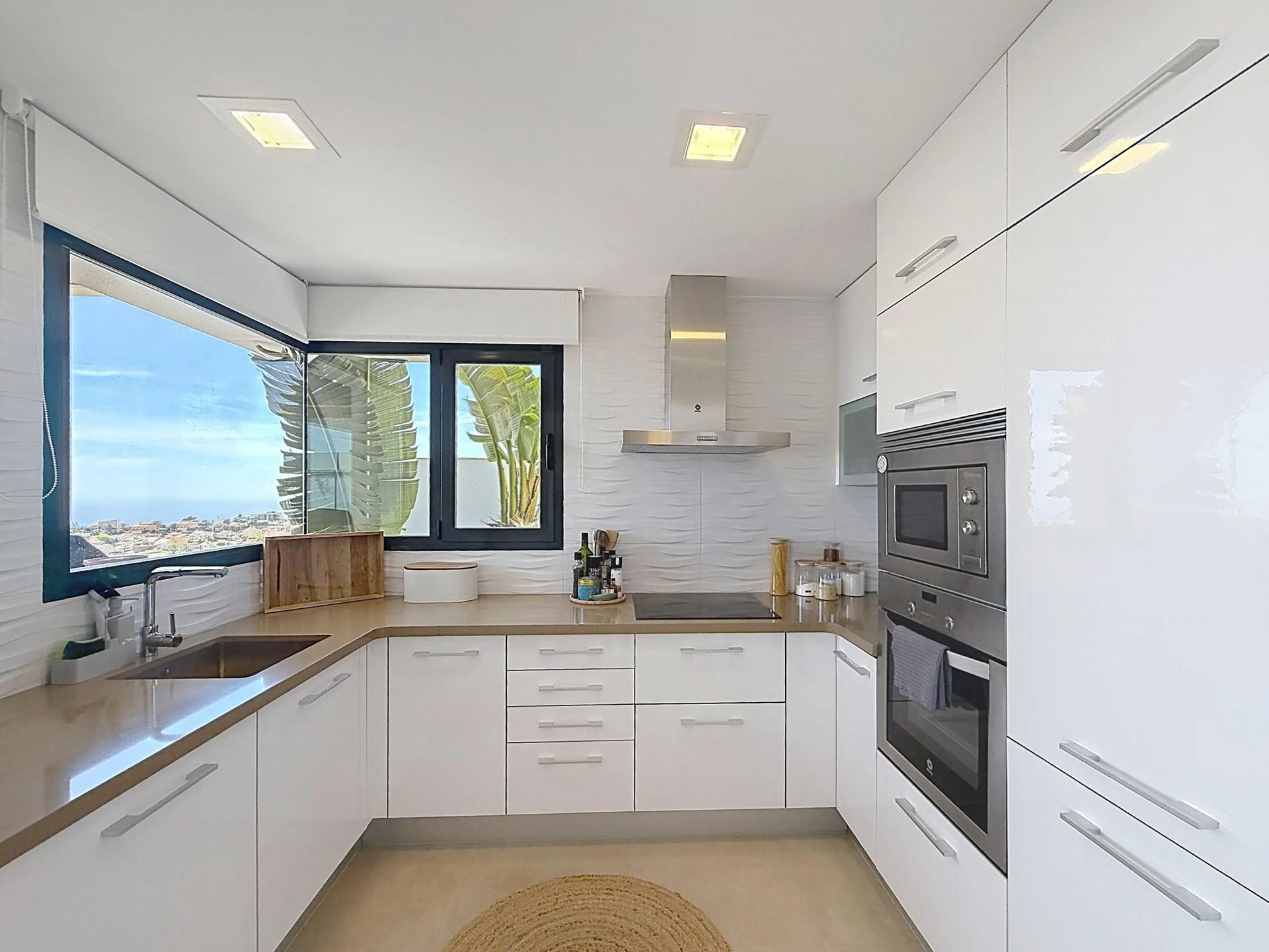 Villa contemporánea con vistas al mar y piscina desbordante privada en Residencial Magnolias, Cumbre del Sol