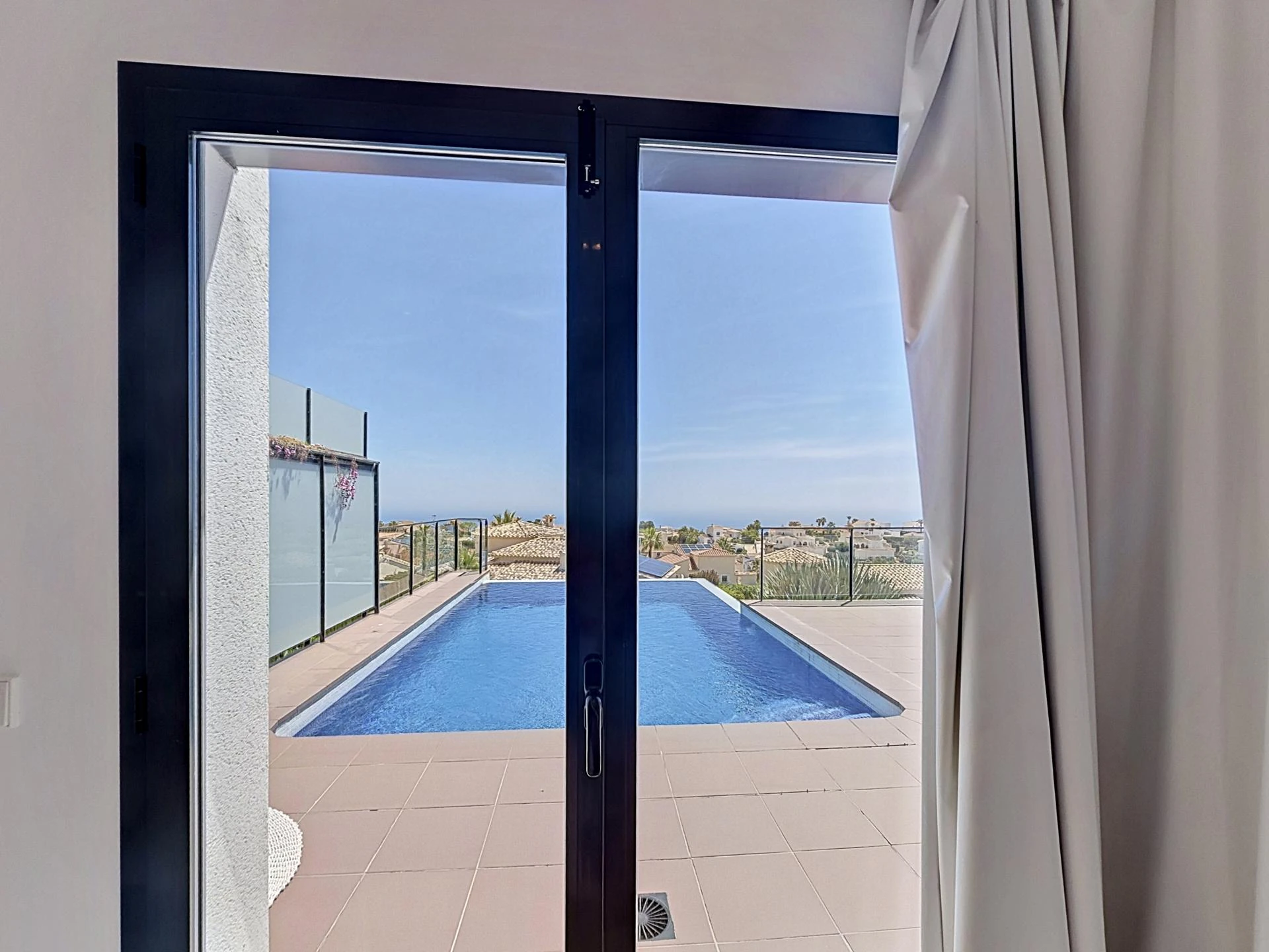 Villa contemporánea con vistas al mar y piscina desbordante privada en Residencial Magnolias, Cumbre del Sol