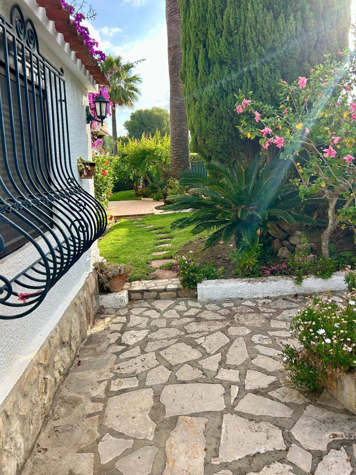 Villa mediterránea con encanto y vistas abiertas al Montgó – Jávea